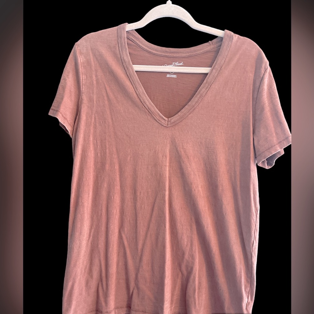 Universal thread, copper color, V-neck T-shirt